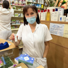 Una professional mostra un dels tests combinats que es venen a la farmàcia Villalonga.