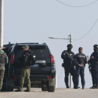Policies munten guàrdia a Dubona, a prop del lloc del tiroteig.