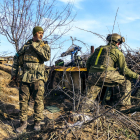 Soldados ucranianos de una unidad antiaérea, en un lugar no revelado cerca de la ciudad de Bajmut.