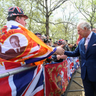 Carlos III saluda a la gente en un paseo fuera del palacio de Buckingham, en Londres, antes de la coronación.