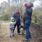 Una família que ahir al matí va participar en el BuscaTroncs al Parc del Riu de Corbins.