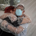 La pandèmia ha deixat durant aquests tres anys imatges tan impactants com aquesta, una parella abraçant-se a través d’un plàstic.