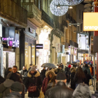 Vista general del carrer Major ahir a la tarda, amb la majoria de les botigues obertes.