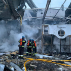 Bomberos extinguen un incendio en el sitio de un ataque en Zaporiyia, en el sureste Ucrania.