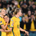 Jugadores d’Austràlia celebren un dels gols que els van donar la classificació per a quarts de final.