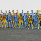 Les plantilles del Lleida i de l’Artesa de Lleida, en una foto conjunta, ahir abans de començar el partit.