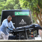 Los servicios funerarios trasladan el cadáver de la víctima en el barrio de Pescadería de Almería.