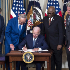 El presidente de EEUU, Joea Biden, en el momento de la firma.