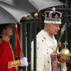 El rei Carles III abandona Westminster amb la corona imperial de l'estat a l'acabar la seua cerimònia de coronació.