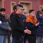 Veïns de Camarles aplaudint després del minut de silenci fet en record dels tres joves del municipi morts en un accident de trànsit aquest diumenge a la TV-3022
