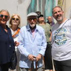 Josep Vallverdú conoce el mural que rinde homenaje a su mundo literario al 8.º Gargar de Penelles