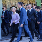 El president de la Generalitat, Pere Aragonès, i el president del govern espanyol, Pedro Sánchez, entren a l'Hotel W acompanyats de la presidenta de la CE, Ursula Von der Leyen, i el president del Cercle d'Economia, Javier Faus al maig del 2022.