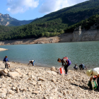 Un grupo de voluntarios retirando plásticos del pantano de Oliana, en el Alt Urgell.