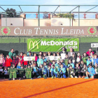 Foto de familia con todos los equipos participantes en esta decimonovena edición de la Liga McDonald's de tenis formativo.