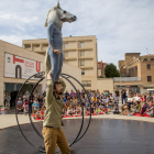 La plaça del Museu de Lleida es va omplir de fantasia amb la proposta de la companyia Manipulats i el seu 'Trot'.