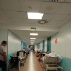 Varios pacientes en camas el lunes en un pasillo de Urgencias.