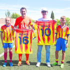 Bojan hijo y padre, con camisetas de la Escuela de Fútbol Bellpuig.