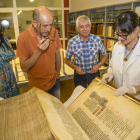 La gegantina Bíblia de Lleida, ‘estrella’ de l’exposició que pot visitar-se a l’Arxiu Capitular.