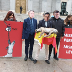 Porten davant del Congrés un llebrer mort per exigir al PSOE la retirada de la seua esmena sobre gossos de caça

