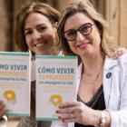 Sandra Olea i Laura Ravés mostren el seu llibre.