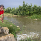 Pere Ramon Pont, de Claravalls, regando ayer por la tarde una plantación de manzanos. 