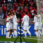 Els jugadors de Luis Enrique celebren l’únic gol, marcat per Sarabia.
