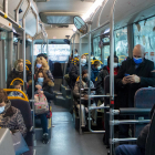Usuaris d’un autobús urbà de Lleida, ahir amb mascareta.