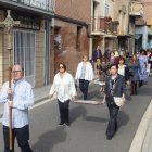 Momento de la procesión con diversos ciudadanos portando el pan bendito por las calles del municipio.