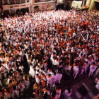 El ‘coetasso’ de inicio de las fiestas congregó la noche del martes a una marea blanca y naranja en el paseo Barrón de Fraga.  