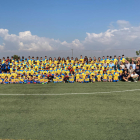 Foto de família de jugadors i jugadores que formen part de l’Escola de Futbol de la Noguera.