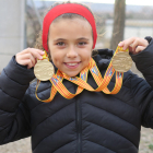 Alba Capell Quirós mostra les dos medalles d’or aconseguides en tot just tres setmanes.