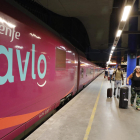 Uno de los dos Avlo, el tren de alta velocidad de bajo coste de Renfe, que paran al día en la estación de Lleida-Pirineus, ayer por la noche. 