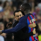 Xavi abraza a Dembélé después de que el francés marcara su gol.