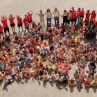 Foto de grupo de pequeños, monitores y representantes del consistorio de Tàrrega. 