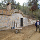 Joan Agustí Tarragó delante de la cabaña que comenzó a construir hace más de cuatro meses y espera inaugurar en primavera.