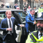 El duque de Sussex llegando ayer al Tribunal Superior de Londres