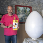 El alcalde junto al huevo gigante que será marca de la Fira.