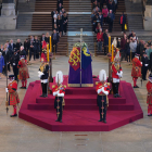 Los primeros ciudadanos pudieron entrar ayer a darle su último adió a la reina Isabel II, cuya capilla ardiente estará abierta hasta el lunes.
