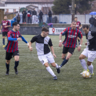 Dos jugadores del Horta combinan ante la presión de dos futbolistas del Tàrrega.