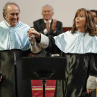 Joan Manuel Serrat y Maria del Mar Bonet, ayer en la UB.