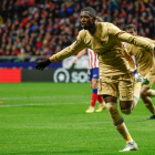 Ousmane Dembéle celebra el gol que le dio al Barcelona una importante victoria ante el Atlético y que le hace más líder.