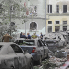 Los destrozos que causó el ataque contra un edificio en Leópolis.