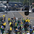 Forces de seguretat brasileres vigilen l’arribada de simpatitzants de Bolsonaro ahir a Brasília.