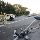 Serveis d’emergències ahir després de la col·lisió frontal entre dos vehicles a Alcoletge.