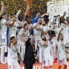 Els jugadors del Reial Madrid aixequen el trofeu conquerit ahir davant l’Osasuna.