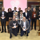 Albert Costa, de genolls a l’esquerra, al costat d’Àlex Corretja, ahir al Hall of Fame del tenis català.