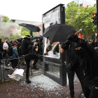 Manifestants trencant mobiliari urbà a Tolosa.