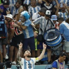 Leo Messi celebra el seu gol a Països Baixos, amb l’afició albiceleste de fons.