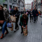 Varias personas caminan con bolsas de las rebajas en la calle Preciados de Madrid.
