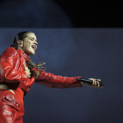 Rosalía actuando en el escenario del Palau Sant Jordi durante el Motomami World Tour.